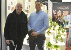 Louis van Dijk (rechts) van Oriental Group samen met een klant. Oriental Group presenteerde deze beurs hun nieuwe stijl waarbij ze inspelen op alle trends met hun planten en keramieke potten.